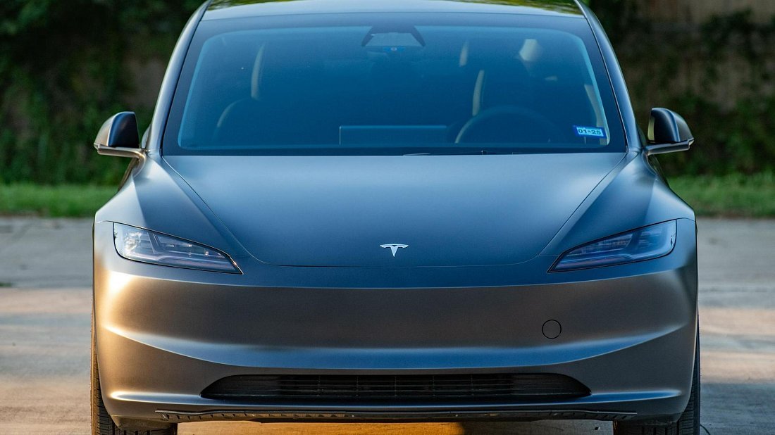 Фото Tesla Model 3 Premium RWD (2025-...) вид спереди