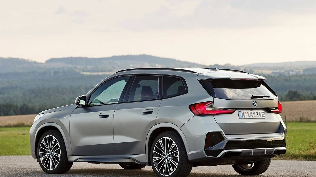 BMW iX1 xDrive30 (2022-…) задняя часть в три четверти, вид в три четверти, диагональ, экстерьер