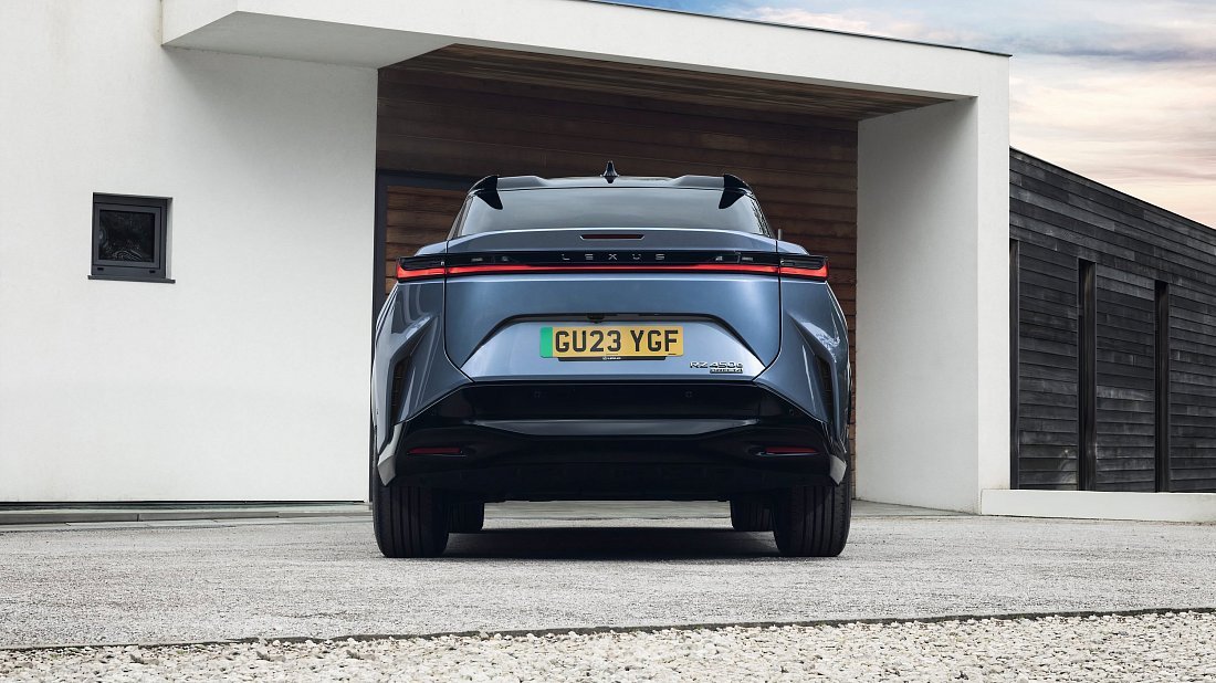 Lexus RZ 350e (2025-…) вид сзади, задние фонари, багажник, спойлер, эмблема, бампер, экстерьер