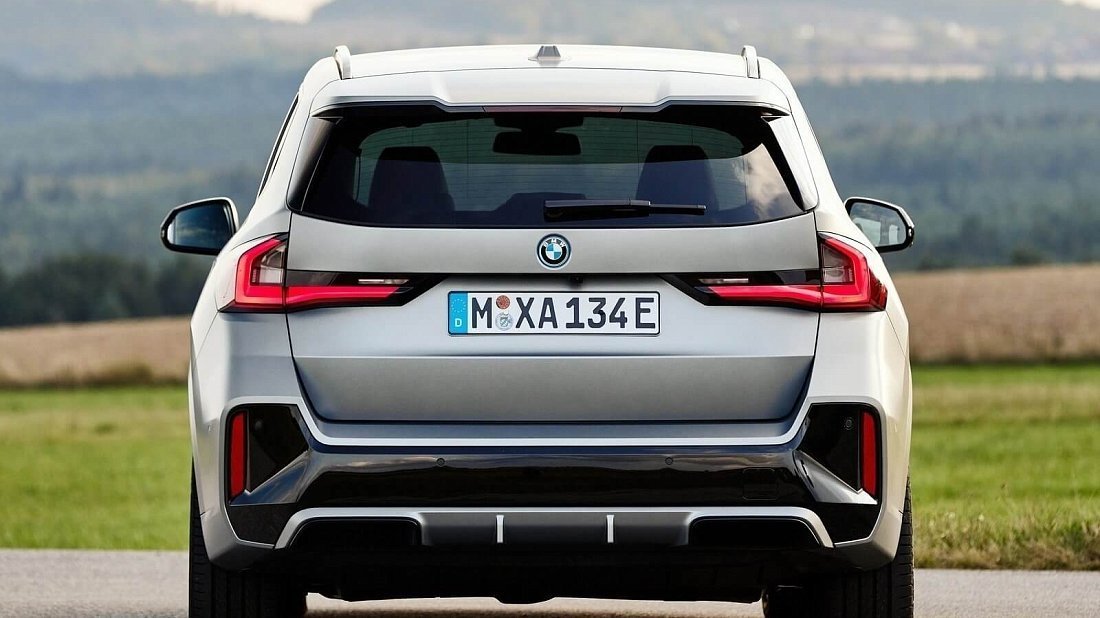BMW iX1 xDrive30 (2022-…) вид сзади, задние фонари, багажник, спойлер, эмблема, бампер, экстерьер