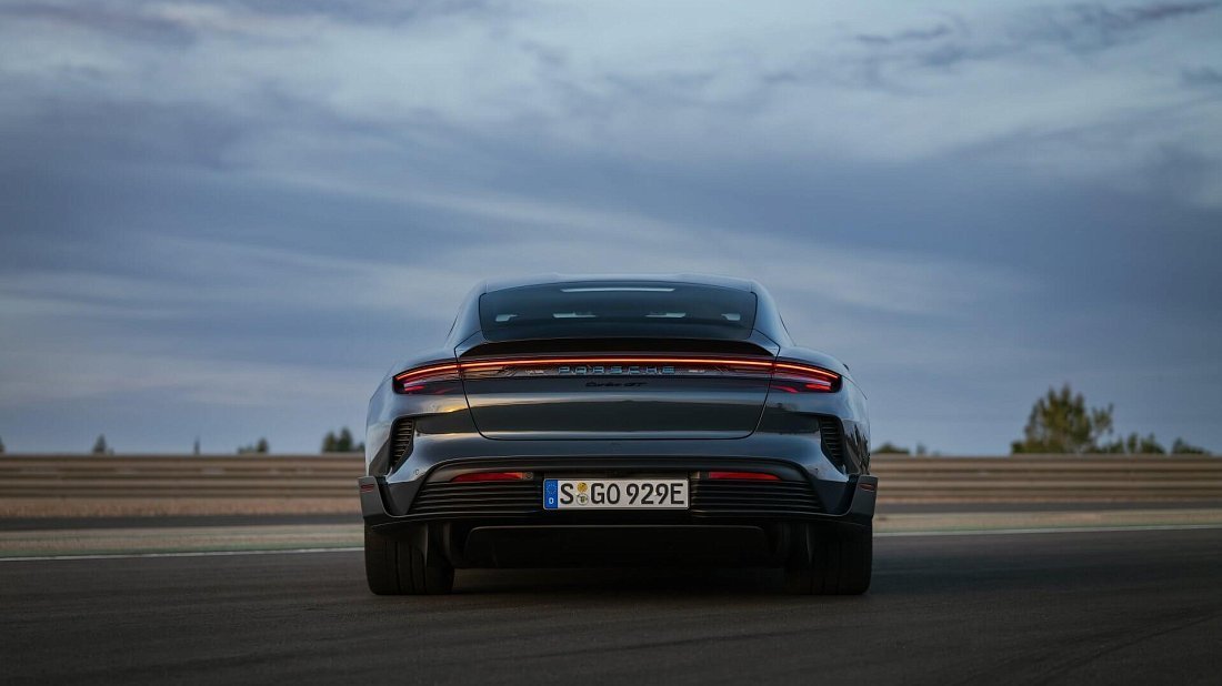 Porsche Taycan Turbo GT (2024-…) вид сзади, задние фонари, багажник, спойлер, эмблема, бампер, экстерьер