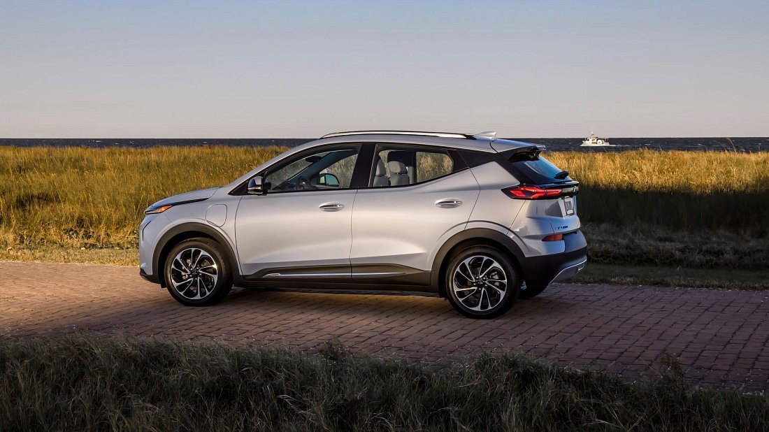 Chevrolet Bolt EUV Gen 1 (2022-2023) вид сбоку, силуэт, двери, колеса, экстерьер