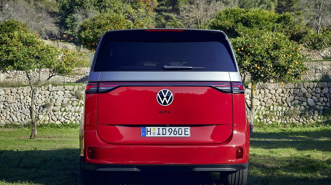 Volkswagen ID.Buzz GTX (2024-…) вид сзади, задние фонари, багажник, спойлер, эмблема, бампер, экстерьер
