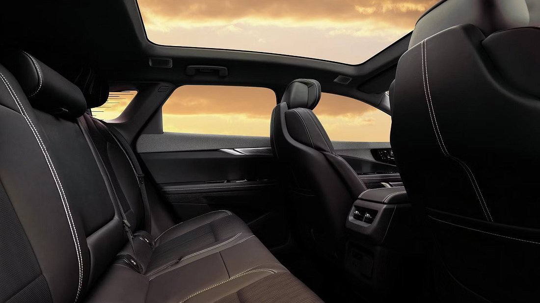 Cadillac Optiq AWD (2024-…) задние сиденья, пассажирские сиденья, пространство для ног, пространство над головой, интерьер