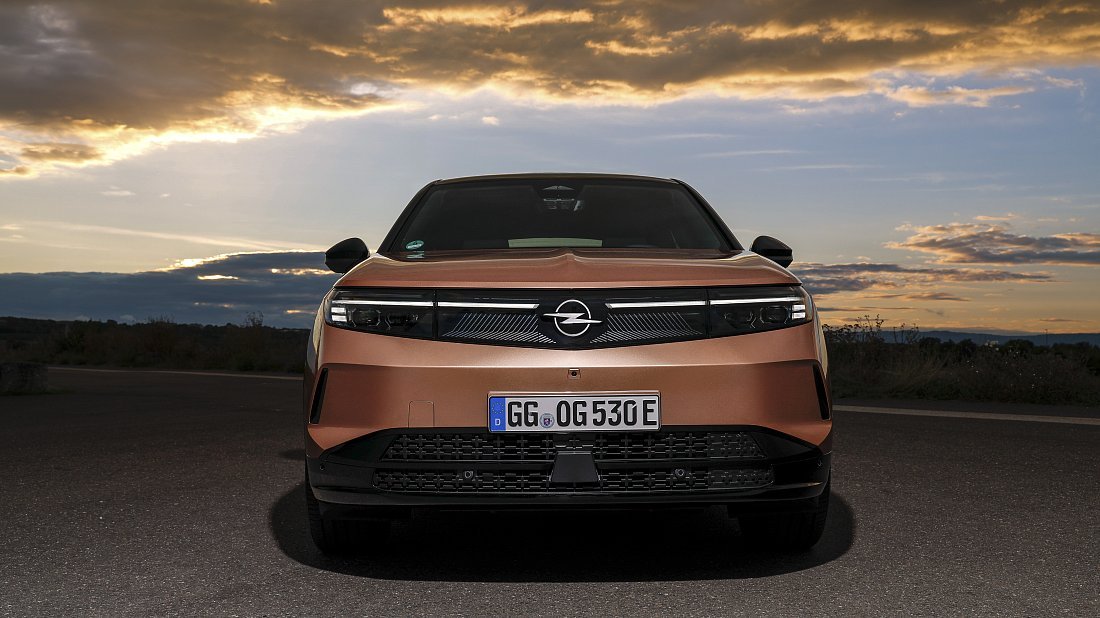 Opel Grandland Electric 82 kWh (2024-…) передняя часть, решетка радиатора, фары, бампер, экстерьер