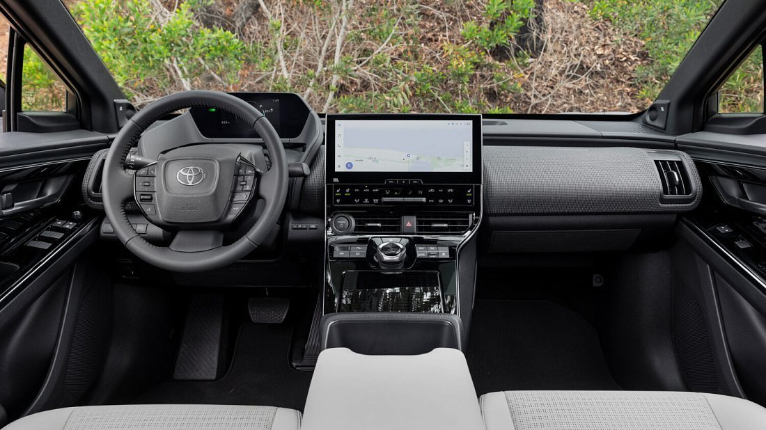 Toyota bZ4X FWD (2022-2025) интерьер, переднее сиденье, водительское сиденье, приборная панель, рулевое колесо, информационно-развлекательная система, кокпит
