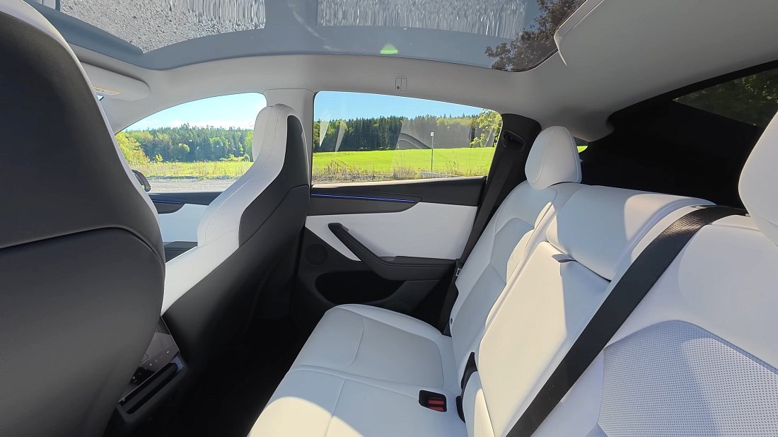 Фото Tesla Model Y Performance (2025-...) задние и пассажирские сиденья