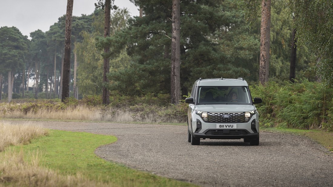 Фото Ford e-Tourneo Courier (2024-…) вид спереди