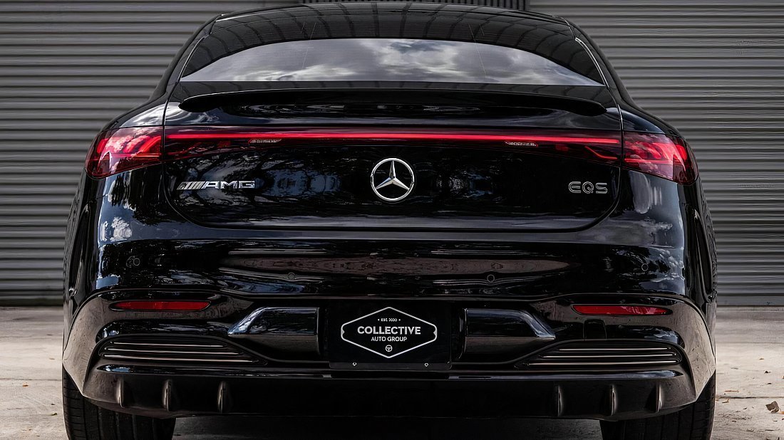 Mercedes EQS AMG 53 4MATIC+ (2024-…) вид сзади, задние фонари, багажник, спойлер, эмблема, бампер, экстерьер