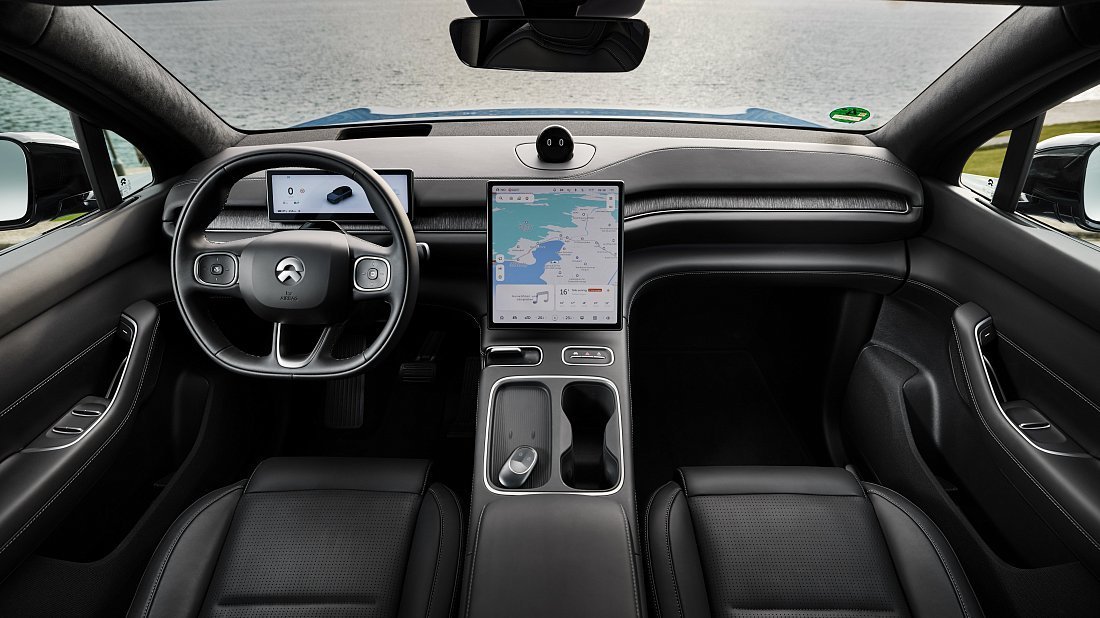 NIO EL6 Standard Range (2023-…) интерьер, переднее сиденье, водительское сиденье, приборная панель, рулевое колесо, информационно-развлекательная система, кокпит