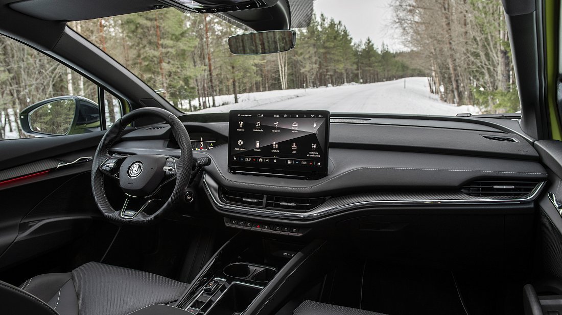 Škoda Enyaq RS (2023-2025) интерьер, переднее сиденье, водительское сиденье, приборная панель, рулевое колесо, информационно-развлекательная система, кокпит