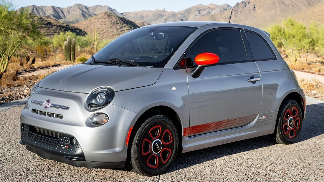 Fiat 500e Hatchback 24 kWh (2013-2019) вид спереди, спереди сбоку, по диагонали, экстерьер