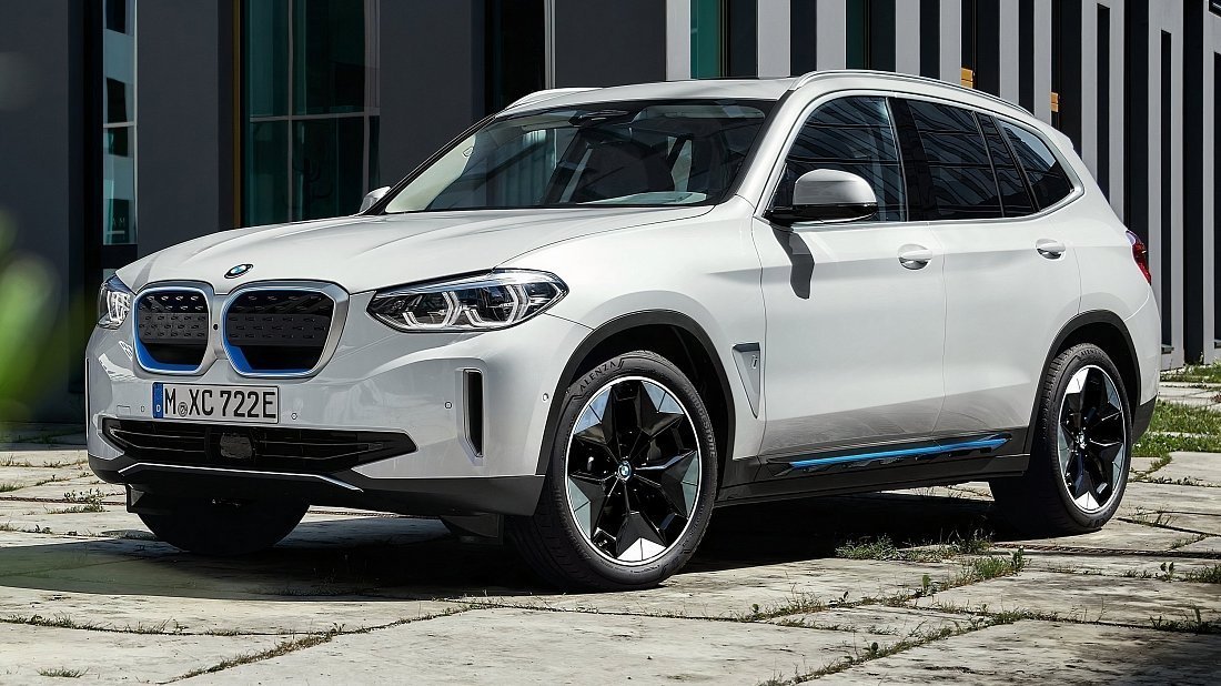 BMW iX3 Gen 1 (2020-2021) вид спереди, спереди сбоку, по диагонали, экстерьер