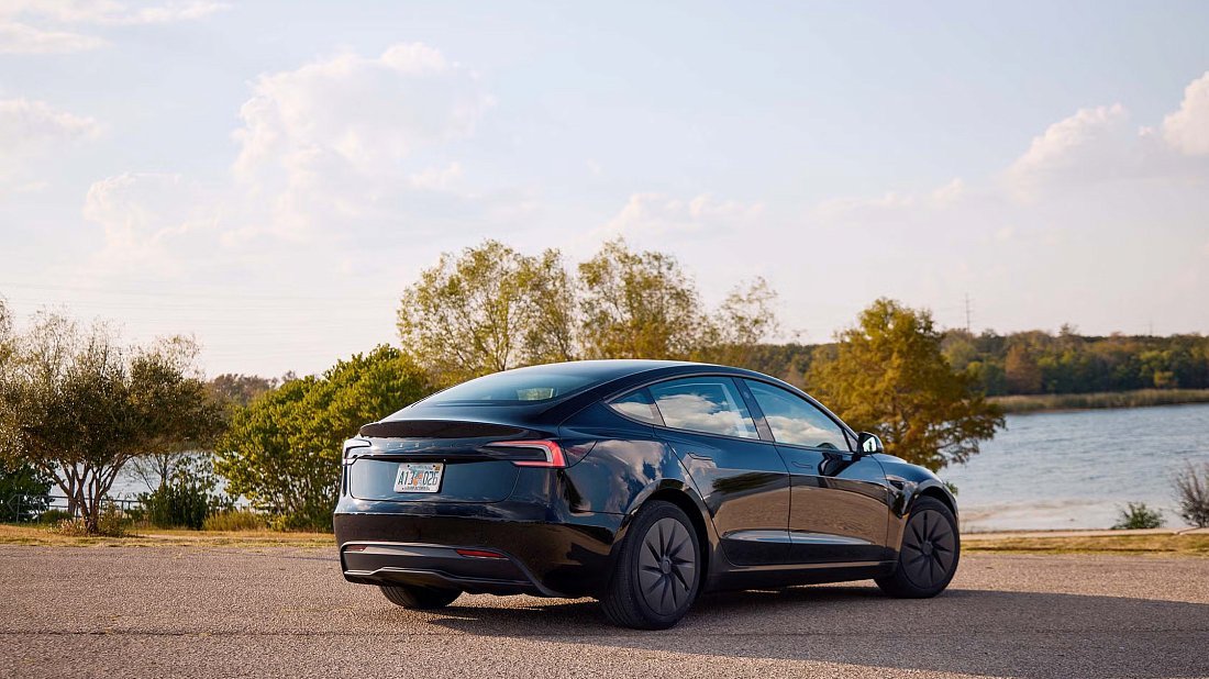 Фото Tesla Model 3 Standard RWD (2025-...) задняя часть под углом