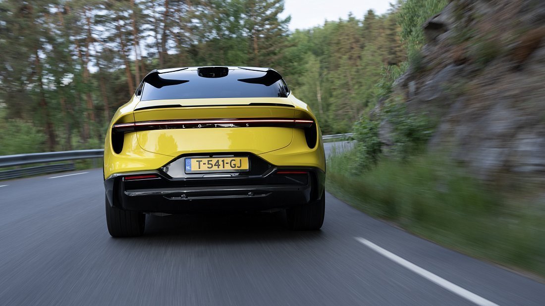 Lotus Eletre 600 (2023-…) вид сзади, задние фонари, багажник, спойлер, эмблема, бампер, экстерьер