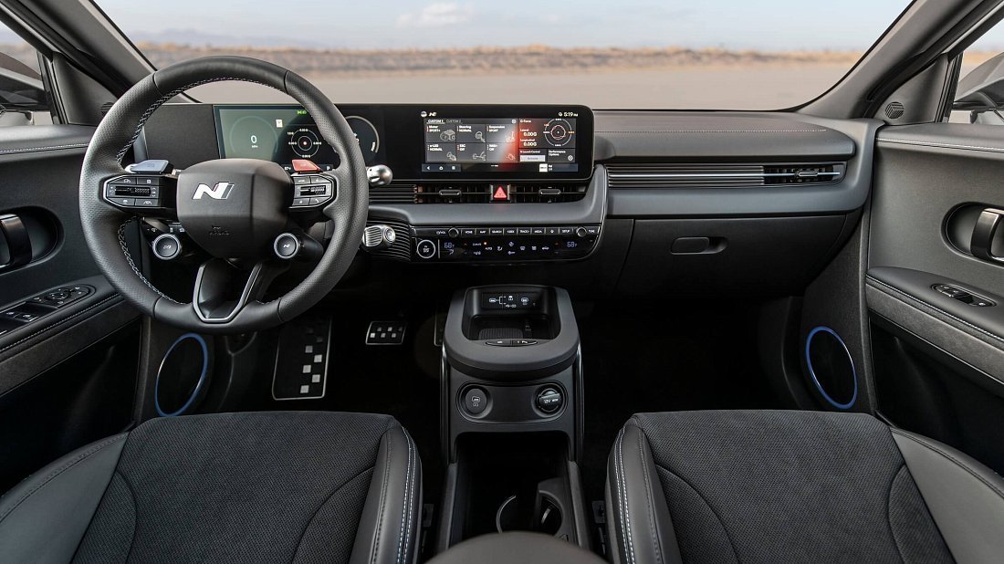 Hyundai Ioniq 5 N (2023-…) интерьер, переднее сиденье, водительское сиденье, приборная панель, рулевое колесо, информационно-развлекательная система, кокпит