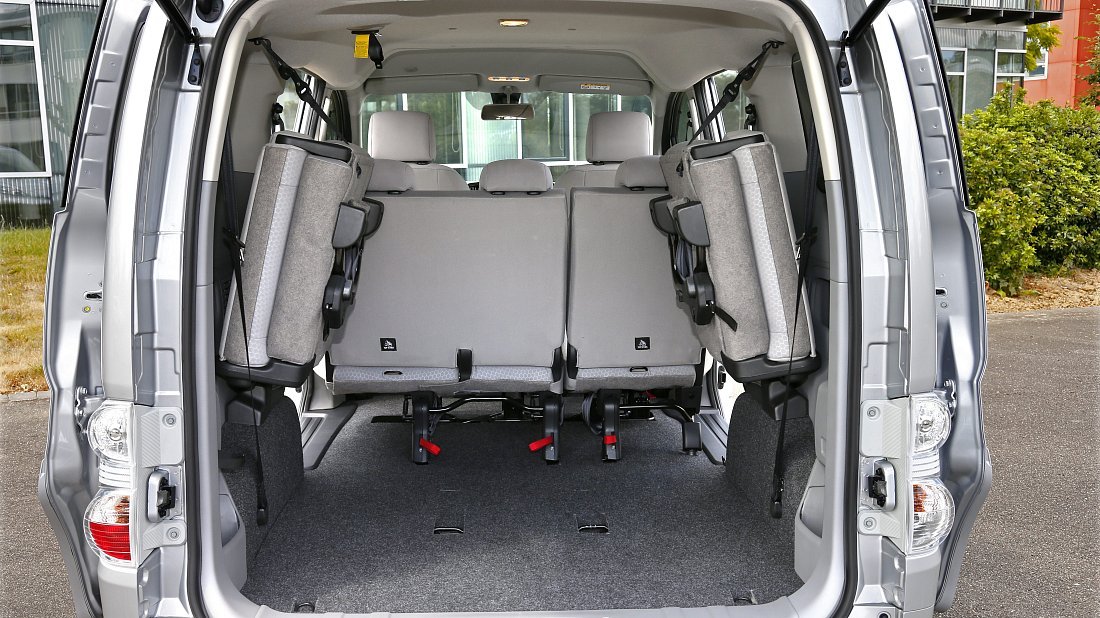 Nissan e-NV200 Evalia 24 kWh (2014-2018) багажник, сиденья подняты, грузовое пространство, объем багажника, вместимость багажника, место для хранения