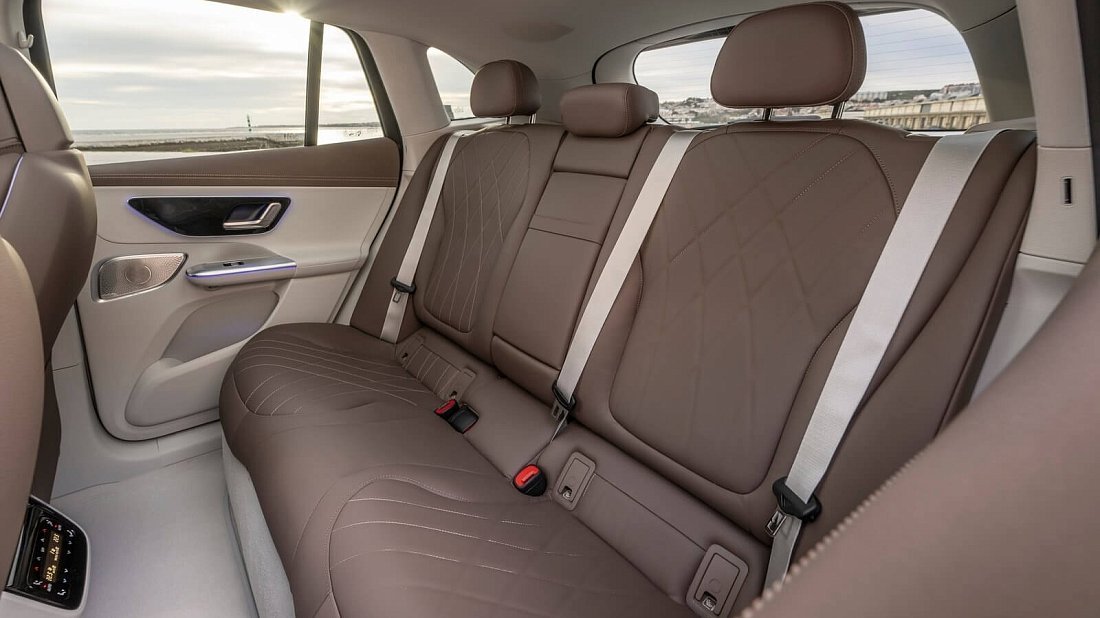 Mercedes EQE SUV 500 4MATIC (2022-2023) задние сиденья, пассажирские сиденья, пространство для ног, пространство над головой, интерьер