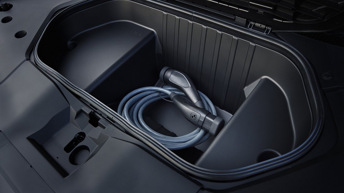 Фото BMW iX3 50 xDrive (2025-…) передний багажник (frunk)