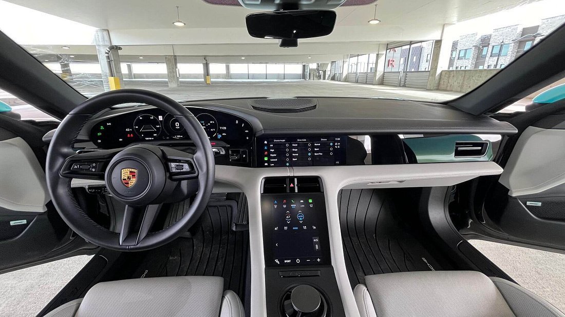 Porsche Taycan Turbo Sport Turismo (2022-2024) интерьер, переднее сиденье, водительское сиденье, приборная панель, рулевое колесо, информационно-развлекательная система, кокпит