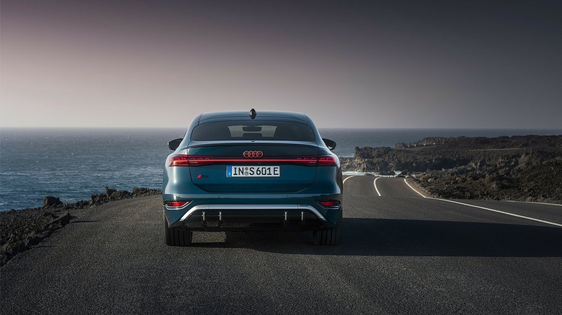 Audi S6 Sportback e-tron (2024-…) вид сзади, задние фонари, багажник, спойлер, эмблема, бампер, экстерьер