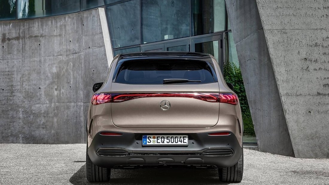 Mercedes EQE SUV 500 4MATIC (2022-2023) вид сзади, задние фонари, багажник, спойлер, эмблема, бампер, экстерьер