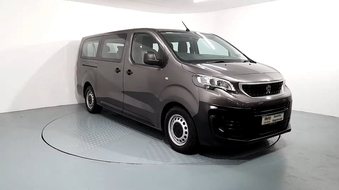 Peugeot e-Expert Combi Standard 50 kWh (2021-2024) вид спереди, спереди сбоку, по диагонали, экстерьер