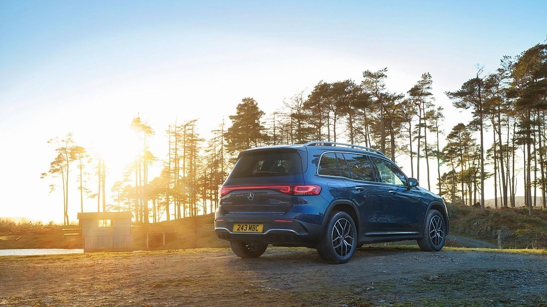 Mercedes EQB 300 4MATIC (2022-2023) задняя часть в три четверти, вид в три четверти, диагональ, экстерьер