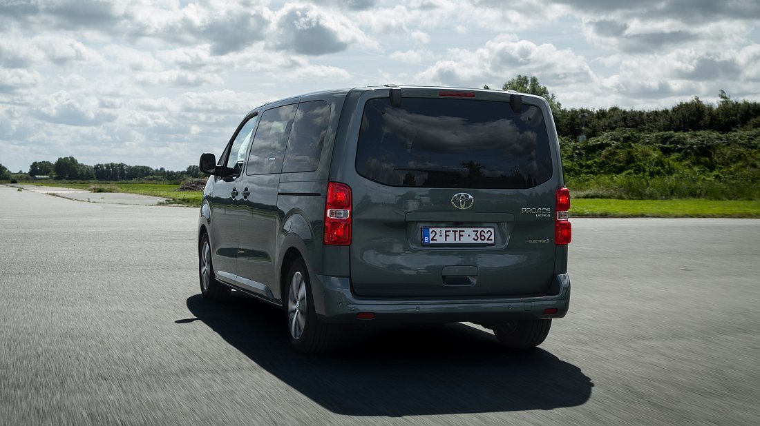 Toyota Proace Verso Electric L1 50 kWh (2024-...) вид сзади, задние фонари, багажник, спойлер, эмблема, бампер, экстерьер