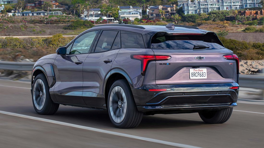 Chevrolet Blazer EV AWD (2023-…) вид сзади, задние фонари, багажник, спойлер, эмблема, бампер, экстерьер