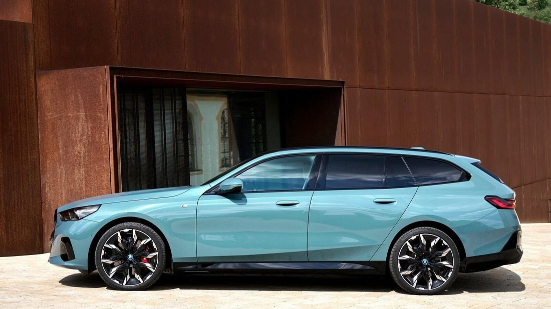 BMW i5 Touring eDrive40 (2025-…) вид сбоку, силуэт, двери, колеса, экстерьер
