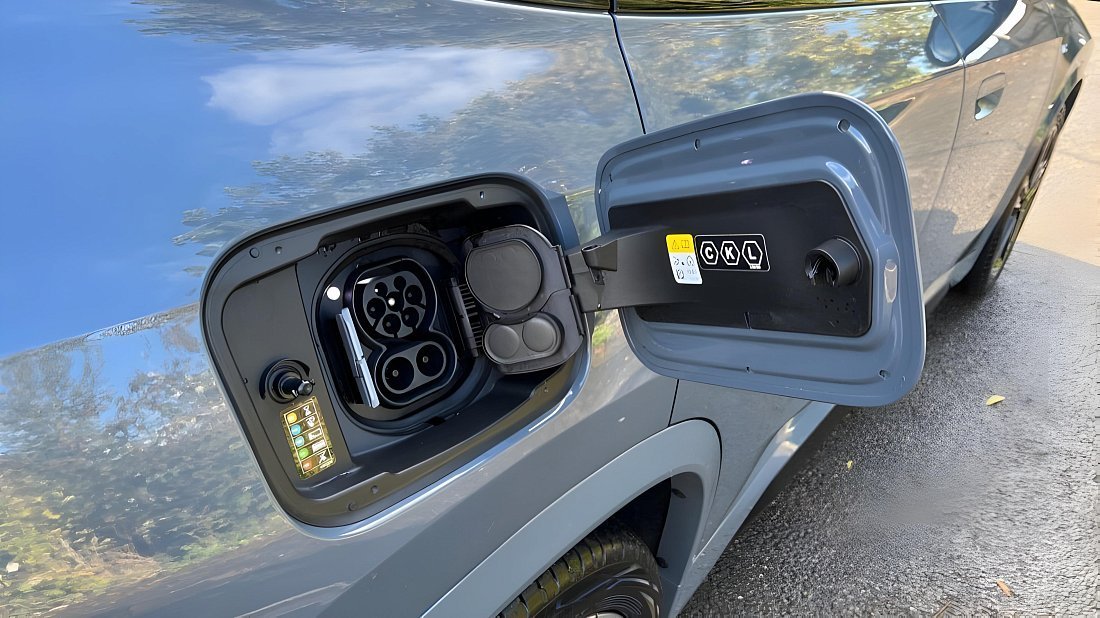 BMW iX1 eDrive20 (2023-…) порт для зарядки (Европа), зарядка, разъем, штекер, коннектор