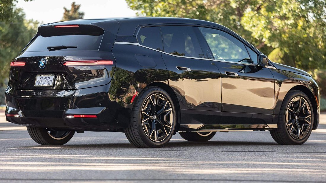 BMW iX M60 xDrive (2022-2025) задняя часть в три четверти, вид в три четверти, диагональ, экстерьер