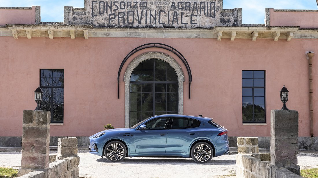 Maserati Grecale Folgore (2024-…) вид сбоку, силуэт, двери, колеса, экстерьер