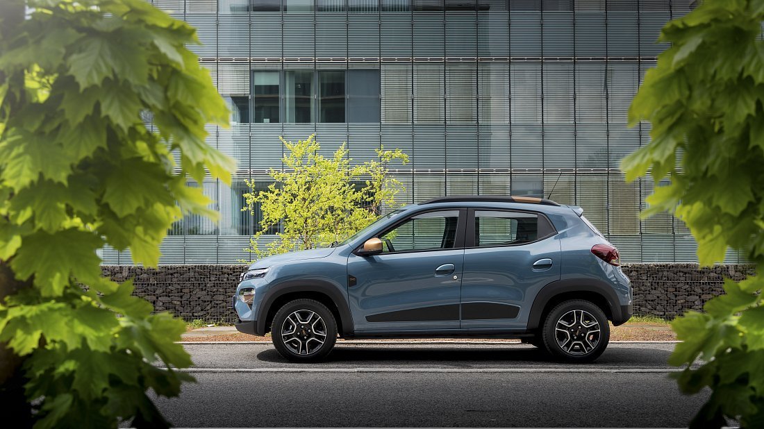Dacia Spring Electric 65 (2023-2024) вид сбоку, силуэт, двери, колеса, экстерьер