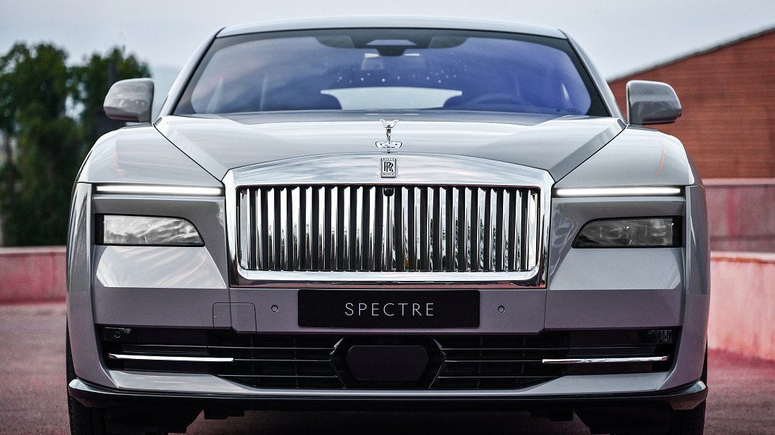 Rolls-Royce Spectre (2023-…) передняя часть, решетка радиатора, фары, бампер, экстерьер