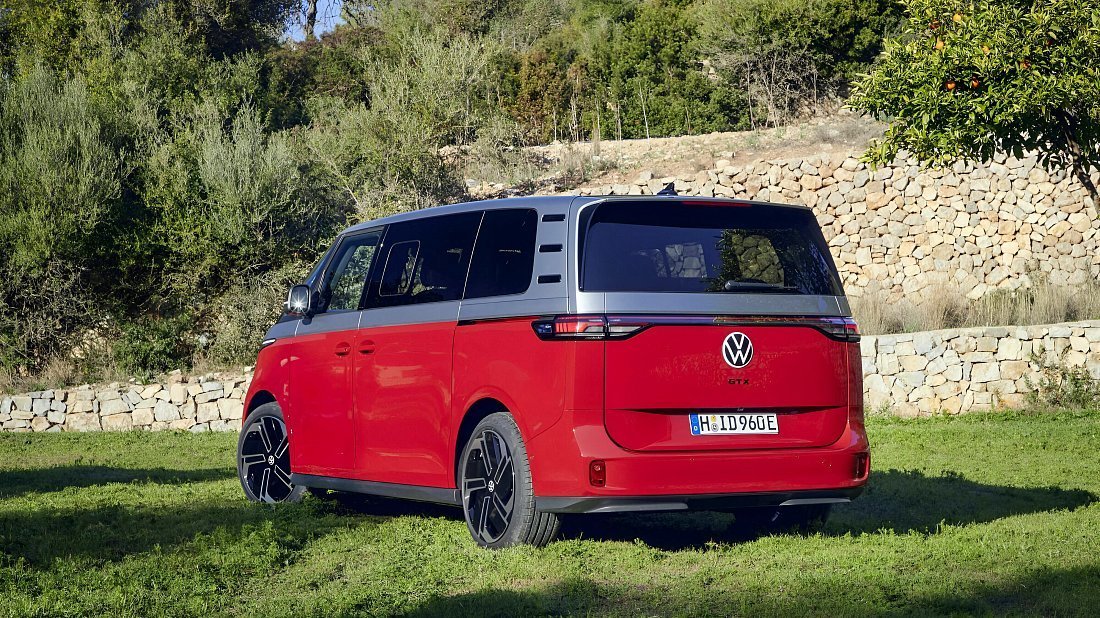Volkswagen ID.Buzz GTX (2024-…) задняя часть в три четверти, вид в три четверти, диагональ, экстерьер