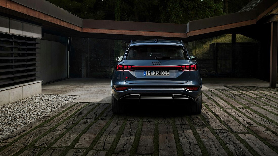 Audi Q6 e-tron Performance (2024-…) вид сзади, задние фонари, багажник, спойлер, эмблема, бампер, экстерьер