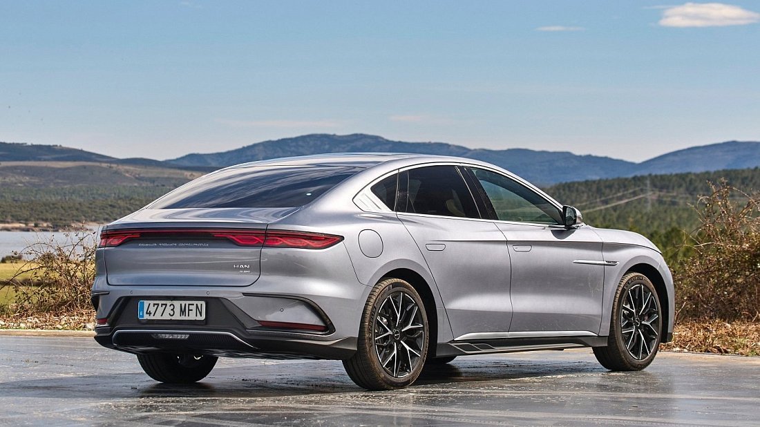BYD Han AWD (2023-…) задняя часть в три четверти, вид в три четверти, диагональ, экстерьер