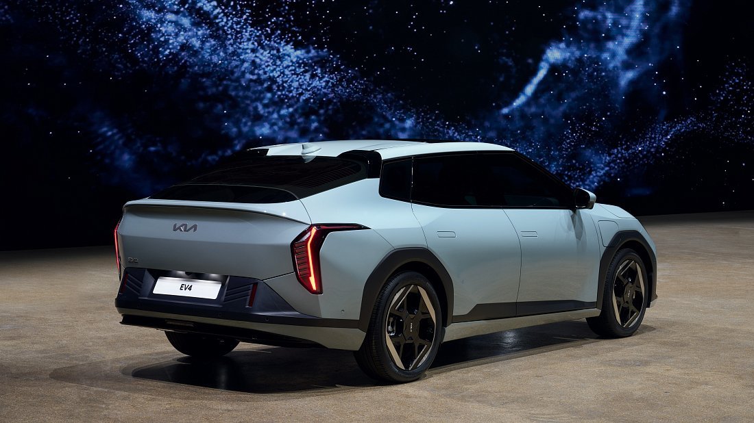 Kia EV4 Sedan Standard Range (2025-…) задняя часть в три четверти, вид в три четверти, диагональ, экстерьер