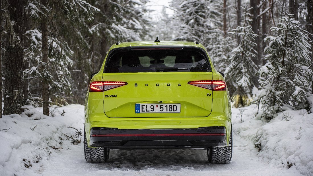 Škoda Enyaq iV RS (2023) вид сзади, задние фонари, багажник, спойлер, эмблема, бампер, экстерьер