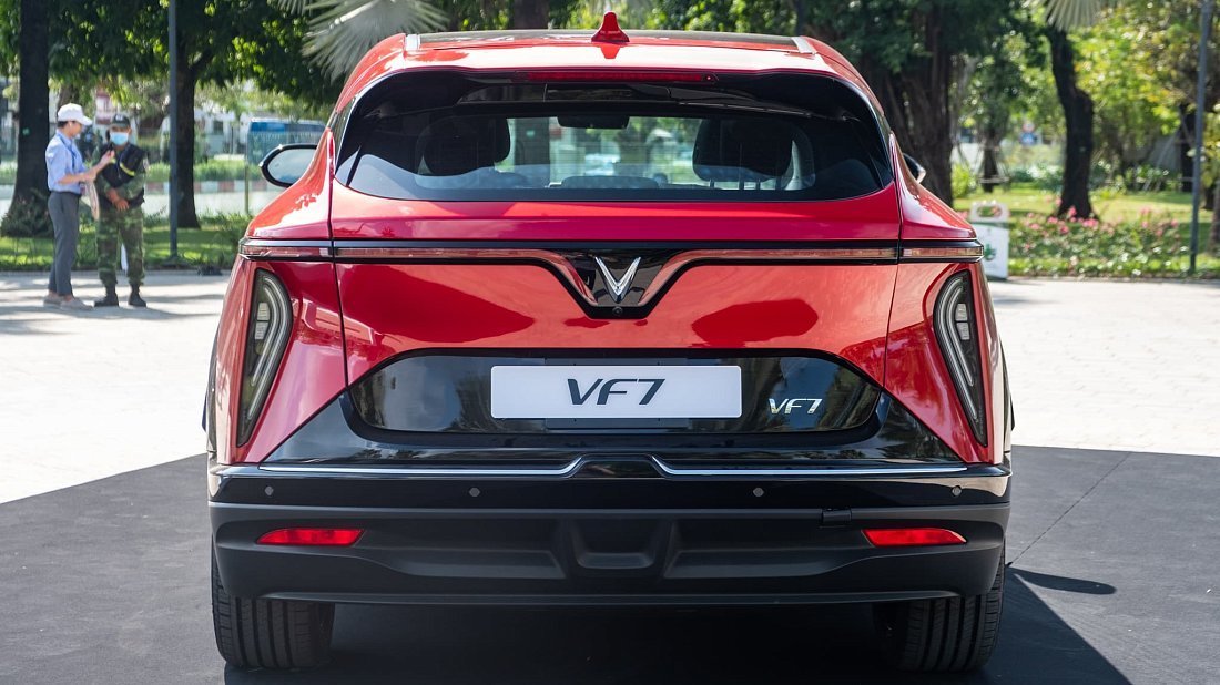 VinFast VF 7 Plus (2024-…) вид сзади, задние фонари, багажник, спойлер, эмблема, бампер, экстерьер