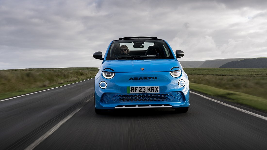 Abarth 500e Convertible (2023-…) передняя часть, решетка радиатора, фары, бампер, экстерьер
