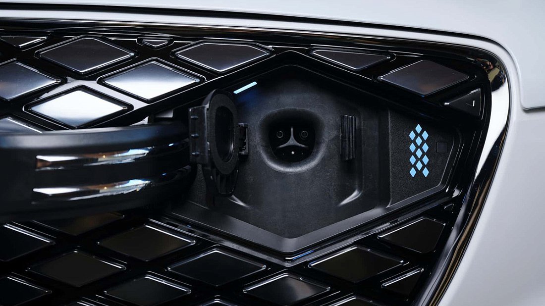 Фото Genesis Electrified GV70 AWD (2025-…) порт для зарядки (США)