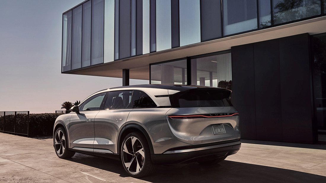 Lucid Gravity Grand Touring (2024-…) задняя часть в три четверти, вид в три четверти, диагональ, экстерьер