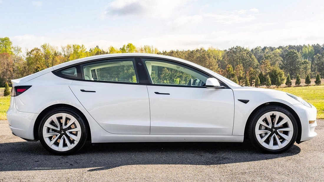 Tesla Model 3 Mid Range (2018-2020) вид сбоку, силуэт, двери, колеса, экстерьер