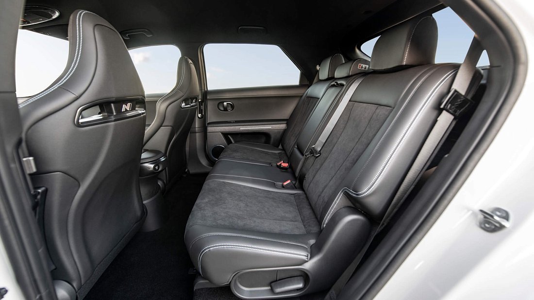 Hyundai Ioniq 5 N (2023-…) задние сиденья, пассажирские сиденья, пространство для ног, пространство над головой, интерьер