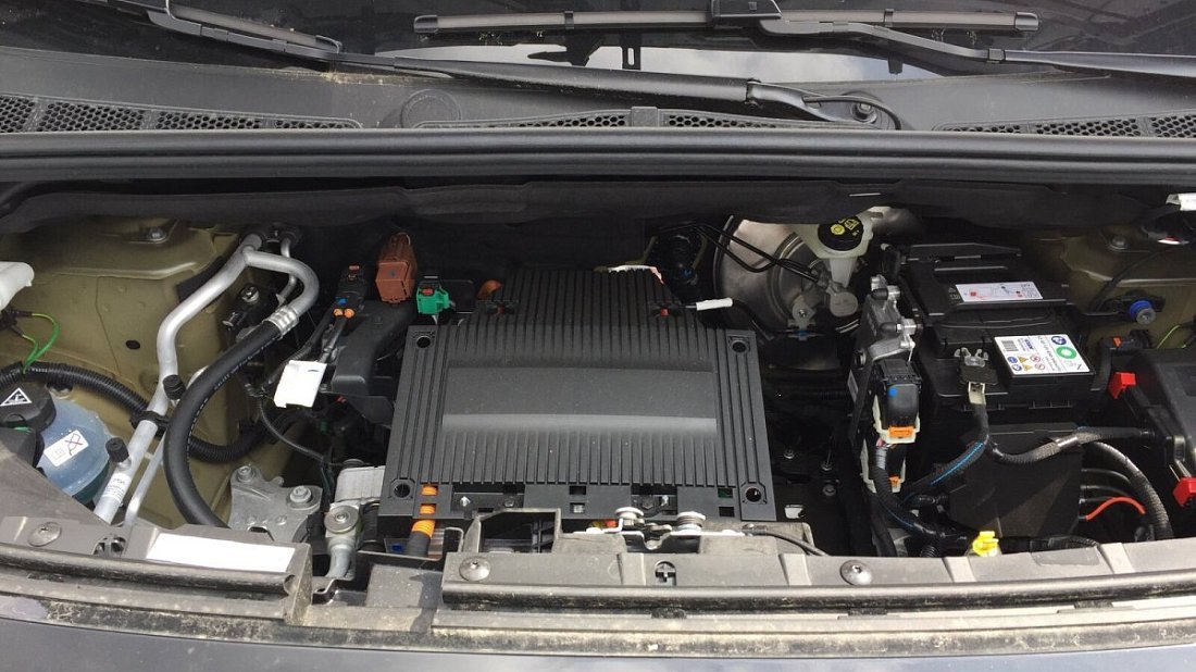 Фото Opel Combo Electric Life XL 50 kWh (2021-2024) передний багажник (frunk)