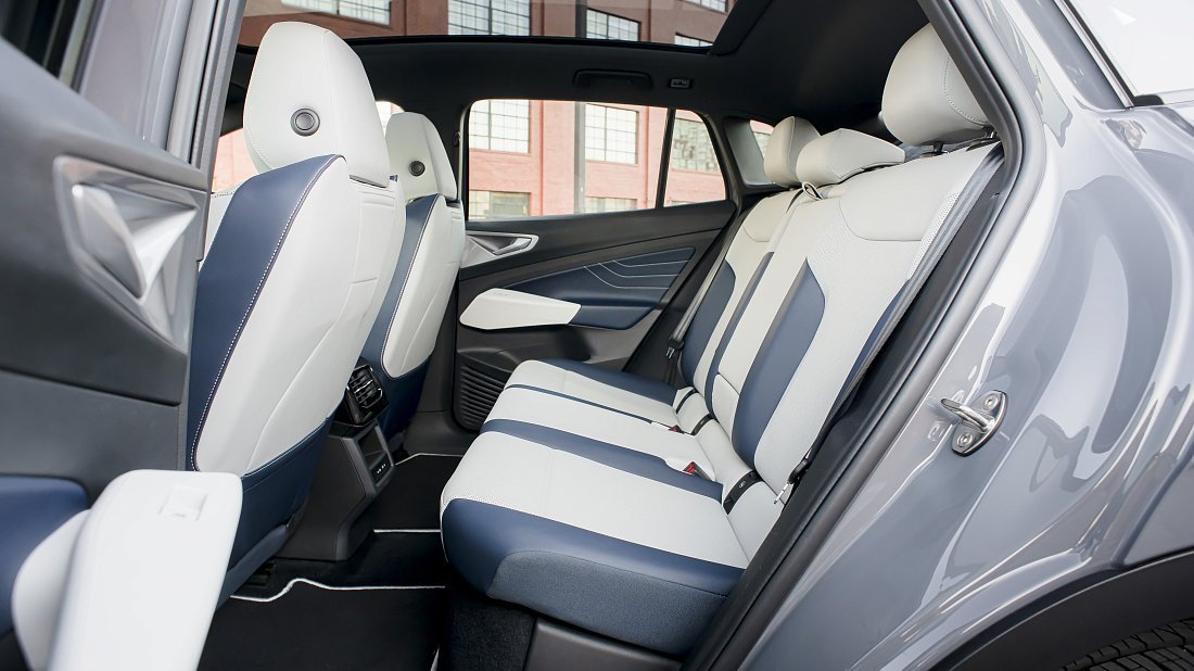Volkswagen ID.4 Pro (2022-2024) задние сиденья, пассажирские сиденья, пространство для ног, пространство над головой, интерьер
