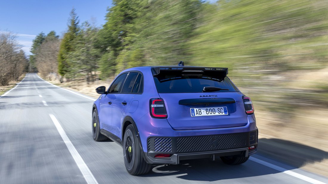 Abarth 600e Scorpionissima (2024-…) вид сзади, задние фонари, багажник, спойлер, эмблема, бампер, экстерьер